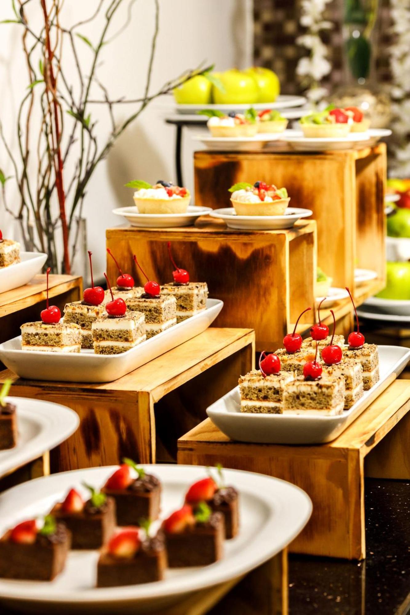 Real Inn Tijuana By Camino Real Hoteles Εξωτερικό φωτογραφία A dessert buffet